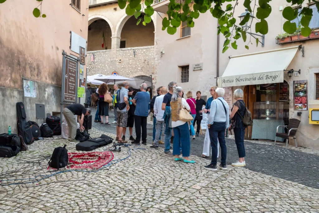 Piazza-con-artisti-1024x684.webp